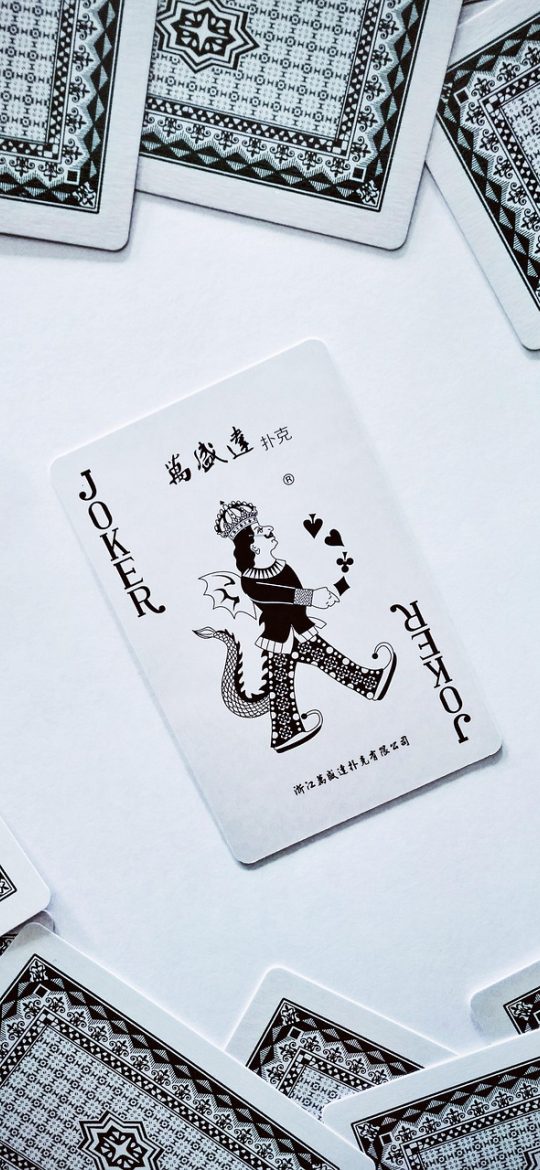频道导览列表截图，条目卡片带有更新时间标签与简短说明文字，用户在滑动浏览多个频道
